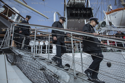 Powrót do portu w Gdyni żaglowca Dar Młodzieży...