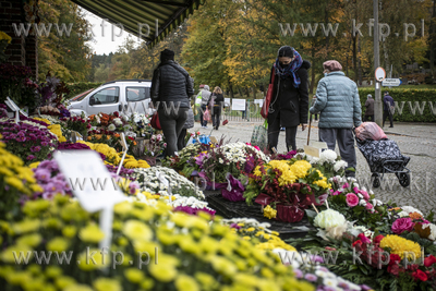 Stoiska ze zniczami kwiatami przed cmentarzem Srebrzysko...