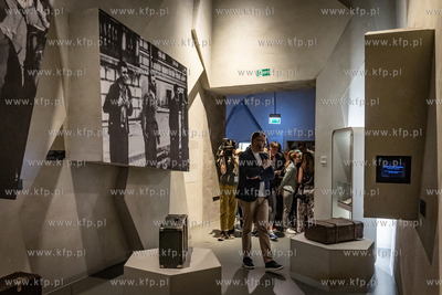 Oprowadzanie dziennikarzy po wystawie stałej MIIWŚ.
08.07.2024
fot....