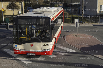 Suchanino. Autobus linii 115 na ul. Powstańców Warszawskich....