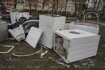 Gdańsk, Morena. Elektrośmieci na parkingu przy ul....