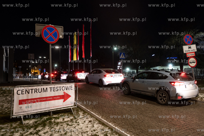 Kolejka do centrum testowego drive thru covid-19 w...