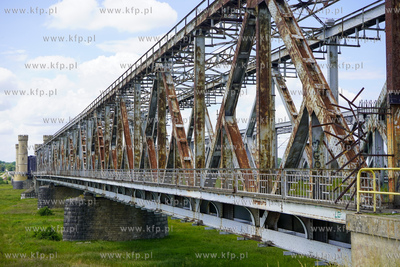 Zabytkowy i obecnie nieczynny most drogowy w Tczewie...