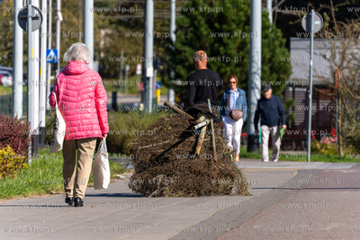 Siedlce. Mężczyzna ciągnie wózek ze złomem. 01.10.2024...