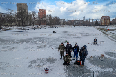Wędkarstwo podlodowe w Gdańsku na skutej lodem Motławie...
