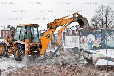 Gdansk. Jana z Kolna. Wyburzanie muru przy Stoczni...