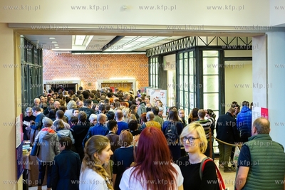 Filharmonia Bałtycka. Tłum ludzi czekający na spotkanie...