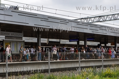 Początek wakacji. Tłum na peronie dworca PKP we Wrzeszczu....