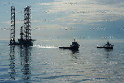 Samopodnosna platforma wiertnicza ENSCO100 w drodze...