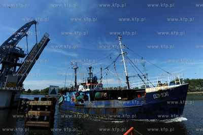 Dziwnow, rzeka Dziwna. Kuter rybacki DZI-106 posiada...