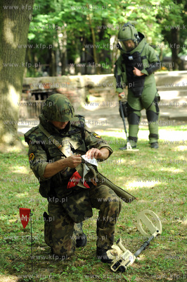 Westerplatte, Gdansk. Saperzy Marynarki Wojennej poszukuja...