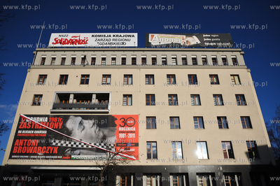 Gdansk. Siedziba NSZZ Solidarnosc. Bilbord upamietnaijacy...