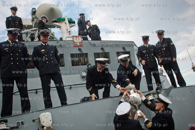 Marynarze okretu rakietowego ORP Orkan transportuja...