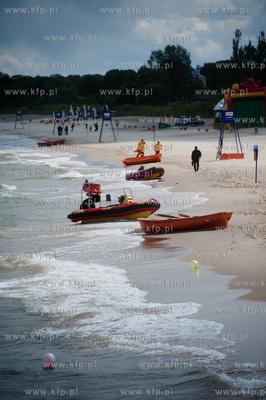 Gdansk. Plaza w Brzeznie. Silny wiatr i niskie temperatury...