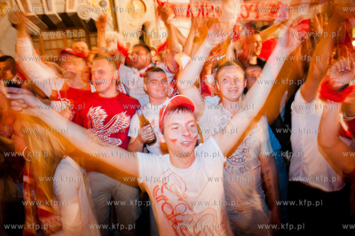 Gdansk. Dlugi Targ. Sympatycy Polskiej reprezentacji...