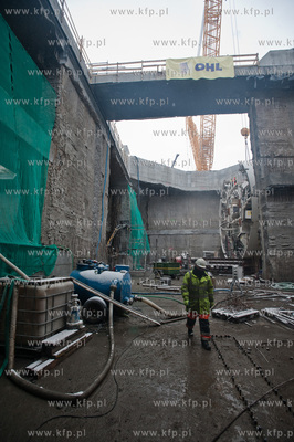 Gdansk. Wisloujscie. Montaz maszyny drazacej TMB, ktora...