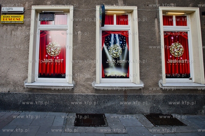 Gdansk. Ul. Ogarna. Okna zaklejone reklama kasyna Jack...