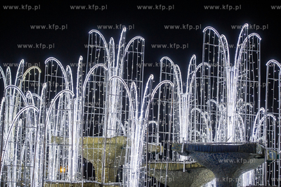 Gdynia. Swiateczne iluminacje na fontannie na skwerze...