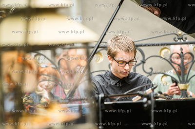 Gdansk. Ulica Mariacka. Muzyka Chopina na przedprozach...