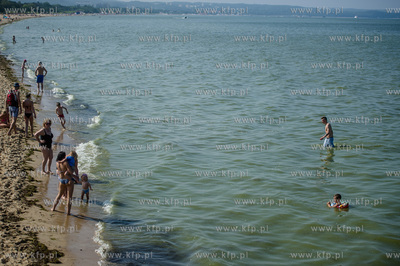 Gdańsk. Czerwona flaga na kąpielisku miejskim w Brzeźnie,...