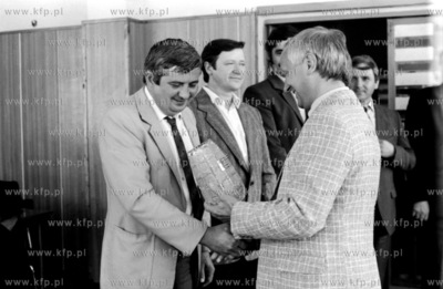 Jerzy Zurawicz - naczelnik gminy Zukowo odbiera z rak...