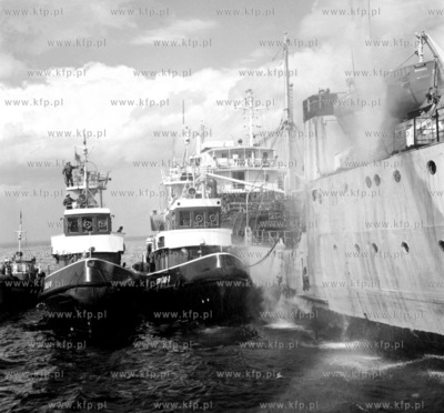 Grozny pozar silowni masowca m/v Norvest 12km od Portu...