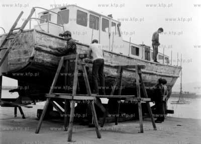 Konserwacja lodzi rybackiej przed nowym sezonem.
04.1969
0001937z_kwiecien1969
Fot....