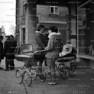 Chwila odpoczynku podczas spaceru.
11.1969
0002322z_listopad1969
Fot....