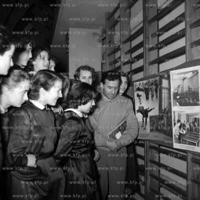 Na wystawie poświęconej współzawodnictwu sportowemu....