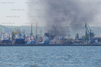 Gdynia. Pozar zbiornika z mazutem na jednym ze staktow...