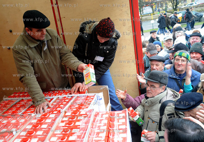 Szczecin. Hodowcy bydla przed jednym ze szczecinskich...