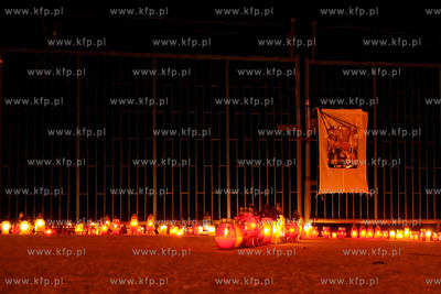 Wczoraj poznym wieczorem pod Brama Papieska lotniska...