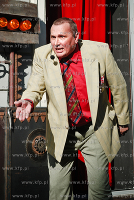 Pierwsza produkcja Teatru w Oknie, przedstawienie "Alchemik"...