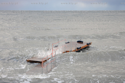 Gdynia. Orlowo. Sztorm na Zatoce Gdanskiej. Nz. Zniszczone...