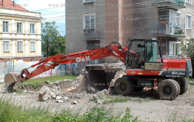 Wyburzanie starej, niedzialajacej przyblokowej kotlowni...