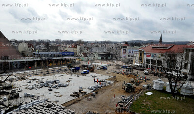 Sopot. Nasadzanie platanow i ukladanie plyt na remontowanym...