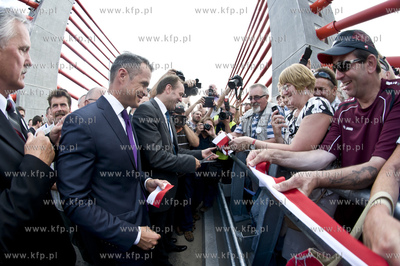 Otwarcie mostu w Kwidzynie. Nz. wstege przecinaja Minister...