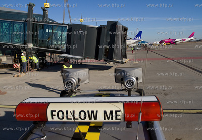 Instalacja rekawow przy terminalu pasazerskim T2 na...