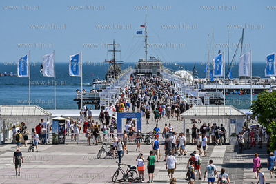 Sopot. Plaża. Upalny weekend spowodował liczne przybycie...