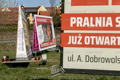Mobilne reklamy stojące na skrzyżowaniu ulic PCK...