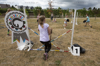 Zawody PONY CUP 2023 HOBBYHORSE przed Urzędem Gminy...