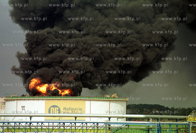 Pozar jednego ze zbiornikow Rafinerii Gdanskiej. 3.05.2003...