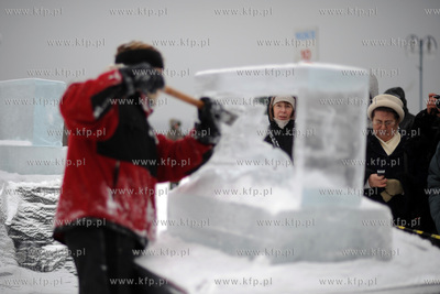 Gdynia, Bulwar Nadmorski. Festiwal rzezb lodowych....