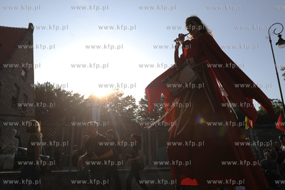 XIII edycja Festiwalu Teatrow Ulicznych FETA. Parada...