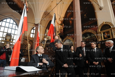 Po katastrofie lotniczej, w ktorej zginela  m.in. para...
