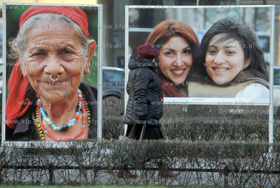 Wystawa Elzbiety Dzikowskiej "Usmiech swiata" umiejscowiona...