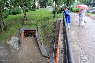 Gdansk podczas ulewy. Nz. Deszczowka uchodzaca do kanalu...