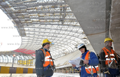 Budowa stadionu PGE Arena w Gdansku. Nz robotnicy budujacy...