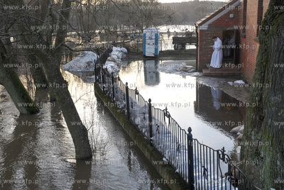 Wezbrane wody rzeki Radunia spowodowaly podtopienia...