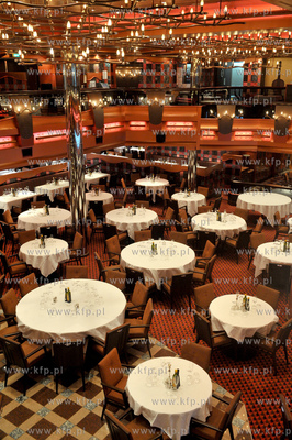 Statek wycieczkowy Costa Pacifica plywajacy pod wloska...